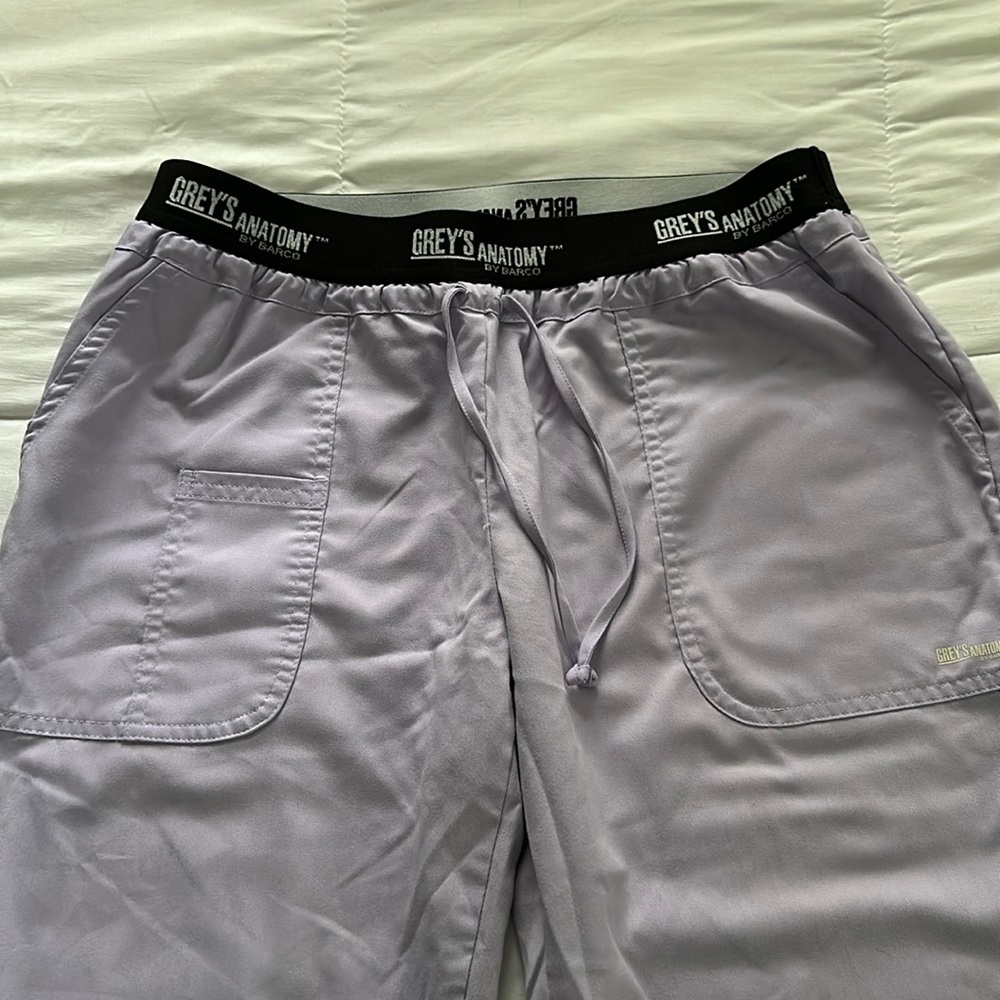M Short Grey’s Anatomy Lilac Scrub Pants